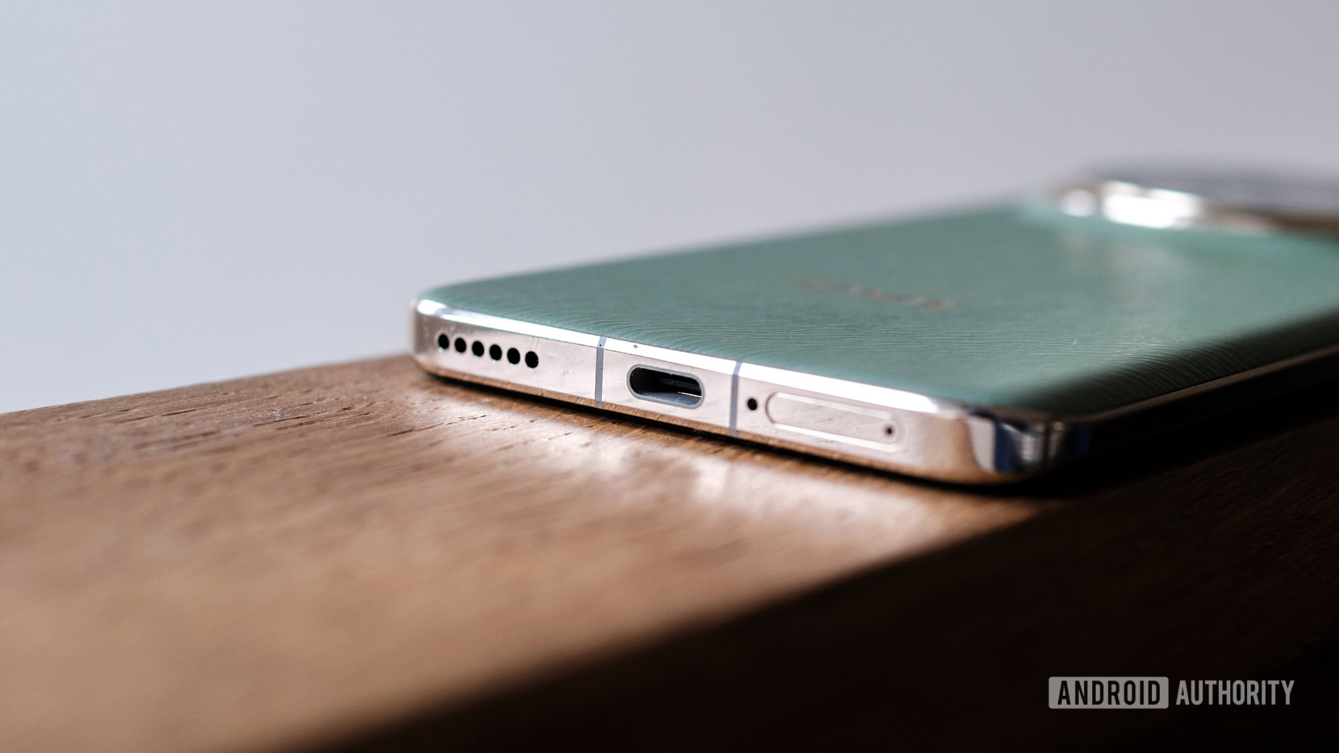 HONOR Magic 6 Pro USB C port HONOR Magic 6 Pro USB C port